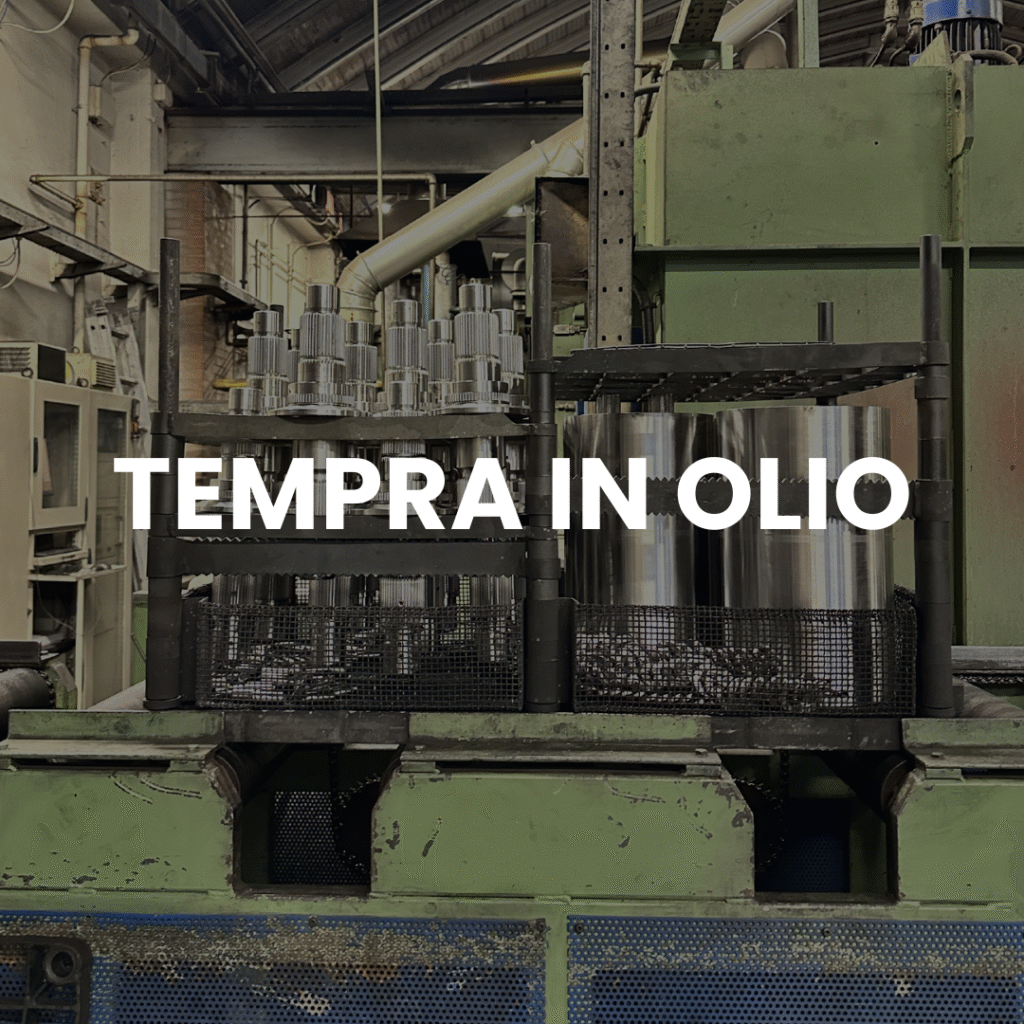 Tempra in olio di componenti in acciaio per applicazioni industriali